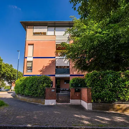 Garden Retreat, 5 Min Dal Centro Con Garage شقة *