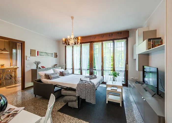 Garden Retreat, 5 Min Dal Centro Con Garage Apartamento